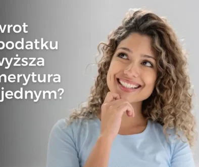 Zwrot z podatku i wyższa emerytura w jednym? Uśmiechnięta kobieta myśląca o zwrocie z podatku i oszczędzaniu na wyższą emeryturę.