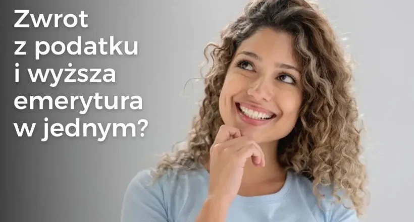 Uśmiechnięta kobieta myśląca o zwrocie z podatku i oszczędzaniu na wyższą emeryturę.